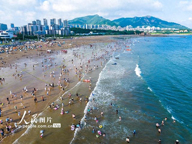 山东青岛：海水浴场乐享夏日清凉