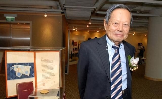 没想到，杨振宁去世后，49岁妻子翁帆，竟因一个动作实现口碑暴涨