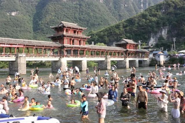 江口：“玻璃水”成暑期新宠