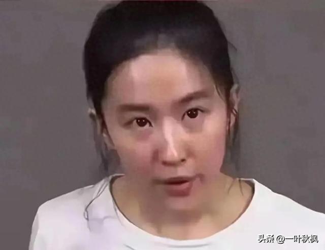 刘亦菲素颜出镜,与路人无差别,网友:这才是真实状态