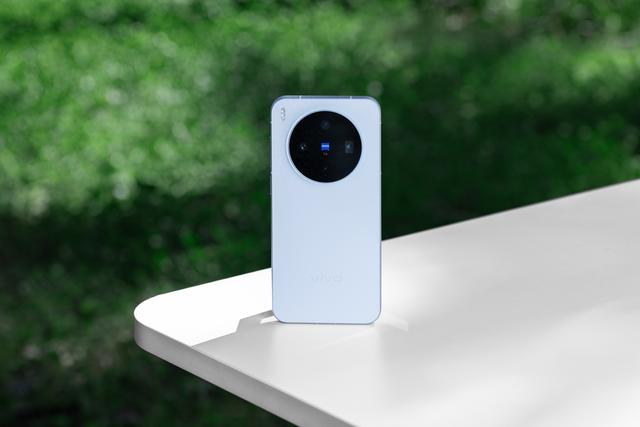一抹自在蓝 温润如丝绒 vivo X300真机图赏