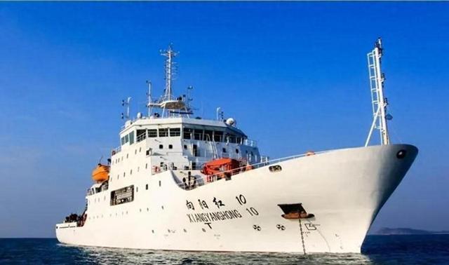 中方两艘船抵达黄岩岛，船上没有一枪一炮，菲律宾却顿感不妙
