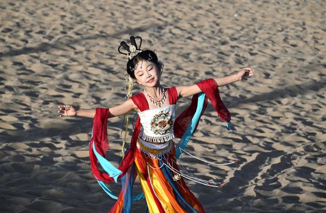 甘肃敦煌：美好假期 “暑”我快乐
