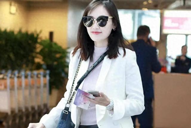 马蓉离开王宝强9年后更美了，走机场不忘秀玉女腿，越活越像明星