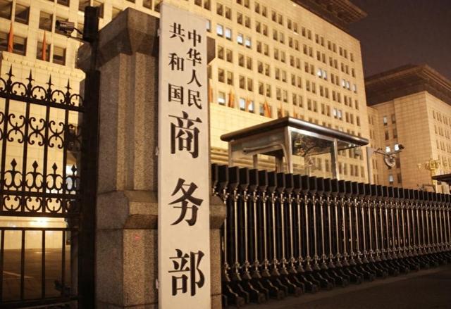 中国对美又出两重拳！特朗普已歇斯底里，放开手狠狠打！