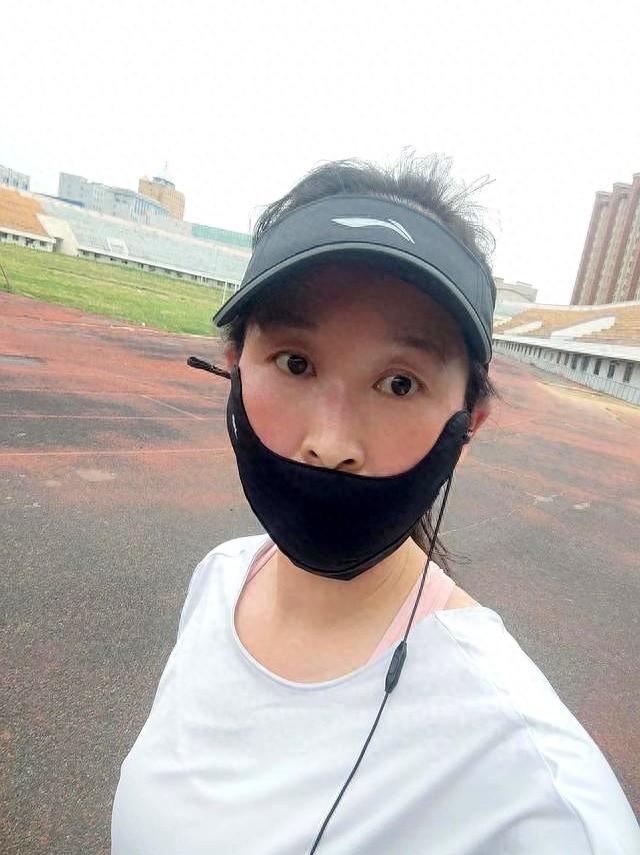 跑步十公里，正经跑步的都是中年人，年轻人基本都是玩玩而已