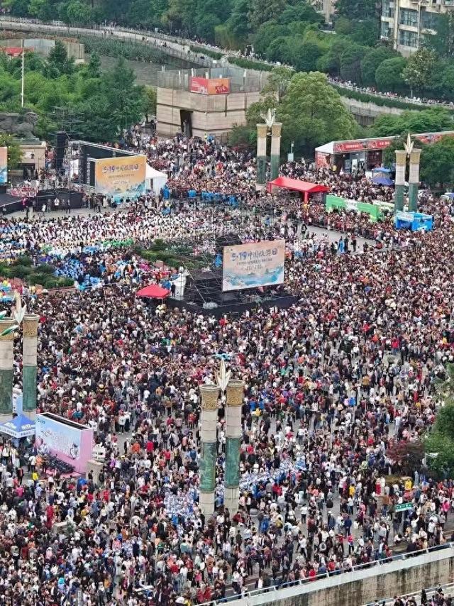 贵州已经失守！全国游客这哪是来避暑？这是来攻占城邦，人潮汹涌