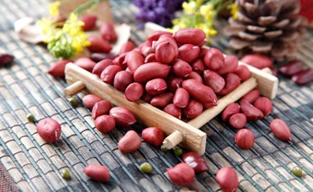 花生是高血压“催化剂”?提醒:若不想血压失控，远离“1白2黄	”