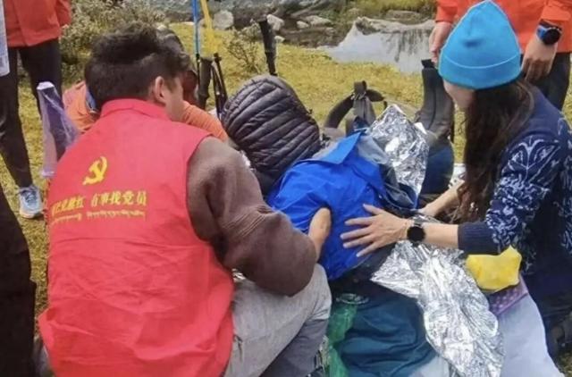 女生徒步甘孜失温，“搭子”出游安全性需警惕丨中听