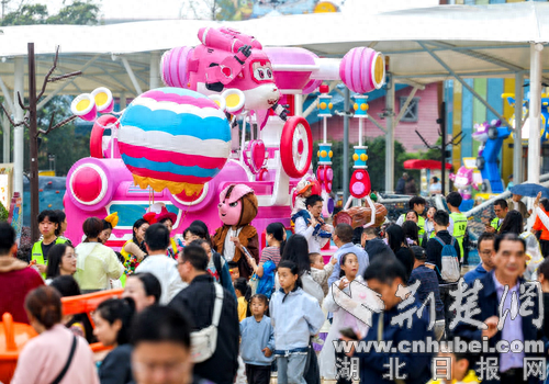 超级飞侠迎客 璀璨烟花耀空 襄阳华侨城国庆“上新”