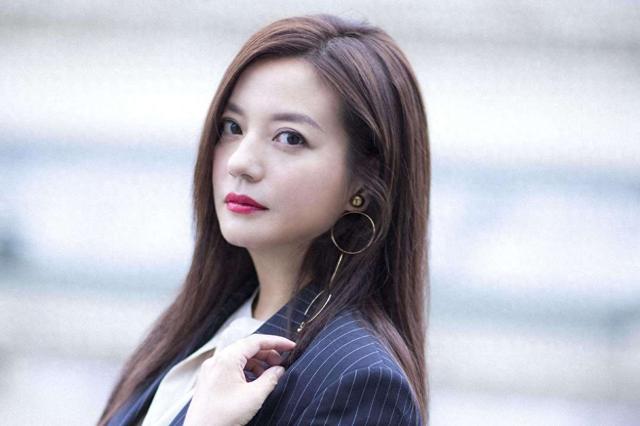 胃癌传闻真相大白半年，49岁赵薇再迎坏消息	，连累的何止闺蜜李湘