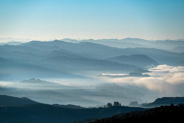 富源：雾起穹苍 林峦熹微