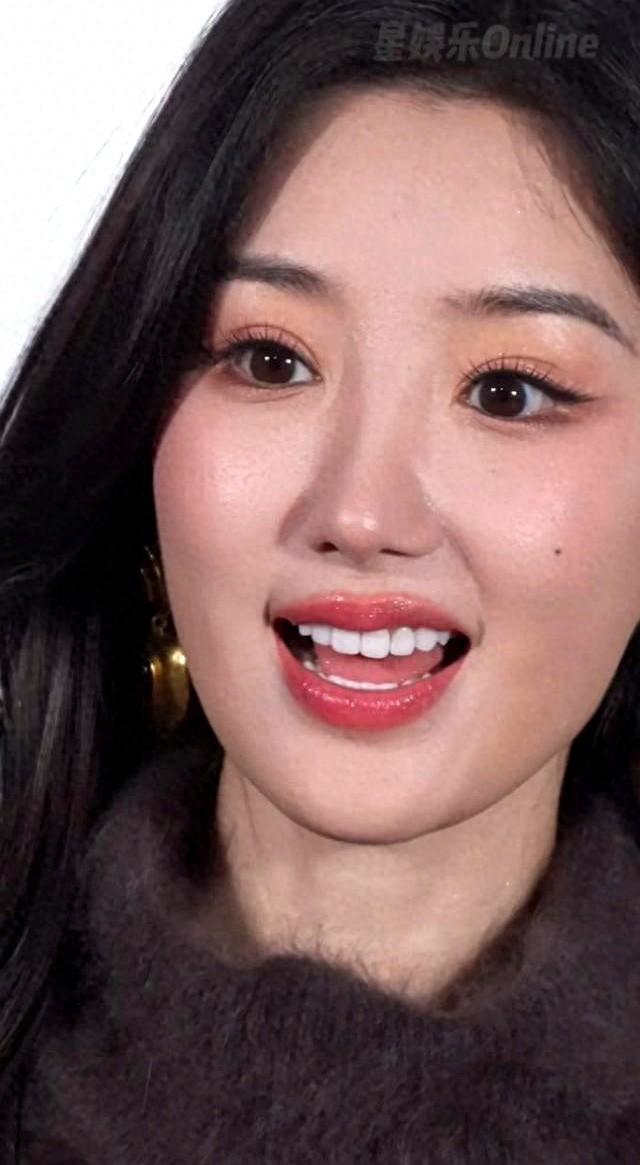 毛晓彤长相也属于甜美的乖乖女，长辈很喜欢的