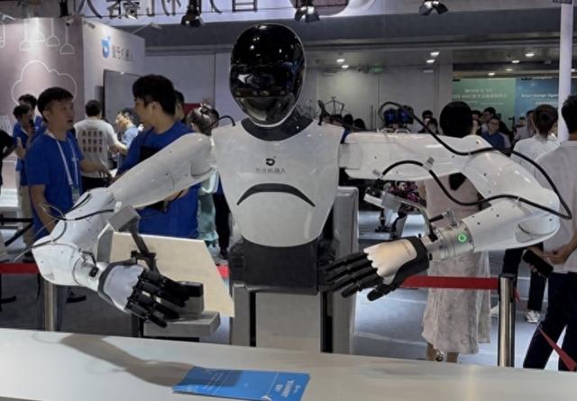 2025人工智能大会逛展指南：机器人“现场打架”，大模型走进现实