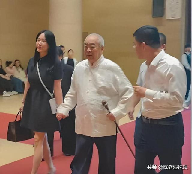 与女儿断绝关系不到3天，范曾担心的事发生了，小50岁娇妻受牵连