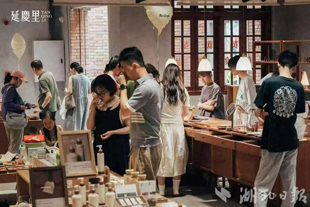 拍照出片、社交畅聊、历史可触，非标商业项目靠“好情绪”成假日流量担当