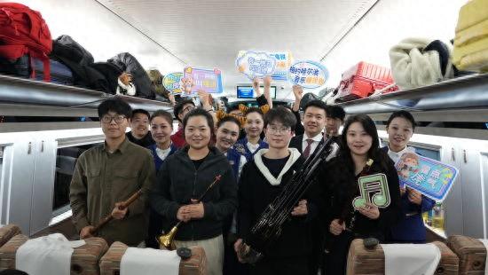 京哈高铁上的“冰雪民俗音乐会”