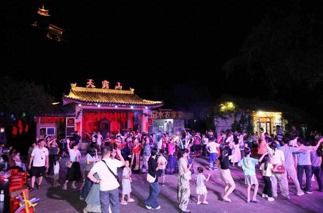 国庆假期，云浮新兴县景区游客盈门，文旅消费活力旺盛
