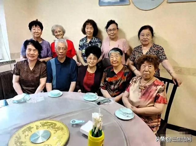 从一幅50后老同学聚会的照片看，相比于女人，男人真的很脆弱！