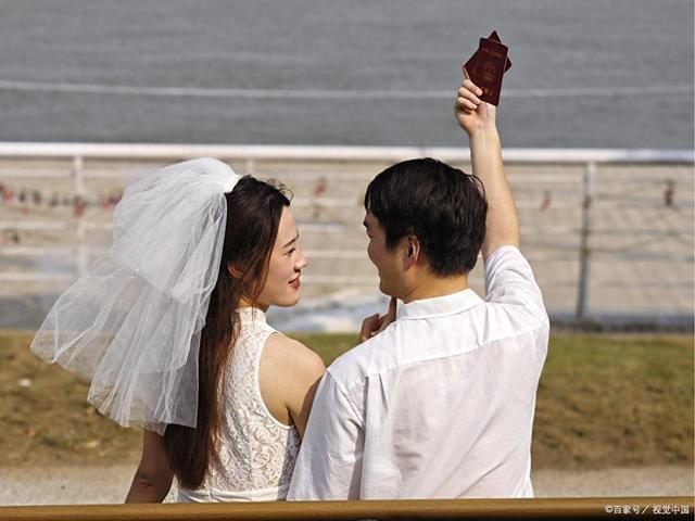 电子结婚请帖的制作（备婚拍证件照别再踩坑AI工具5分钟搞定自然又合规的结婚照）