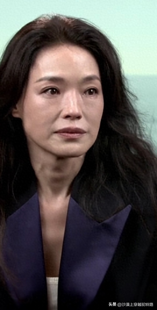 49岁舒淇最真实的脸，没有浓妆艳抹 不搞虚假人设 头发白了依旧优雅