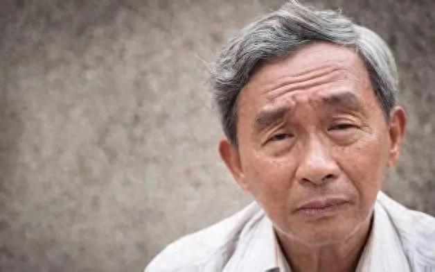 和搭伙老伴同居的第一个晚上，她掀开我的被子，非要我送她回家