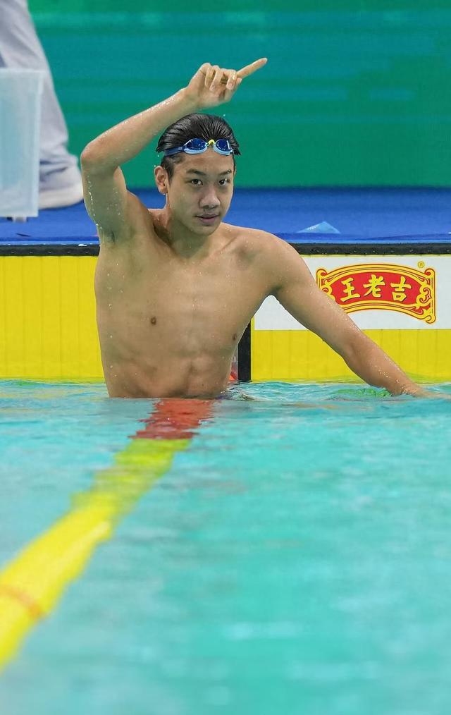 400米自由泳打破世界青年纪录！张展硕战胜孙杨潘展乐等泳坛名将夺冠