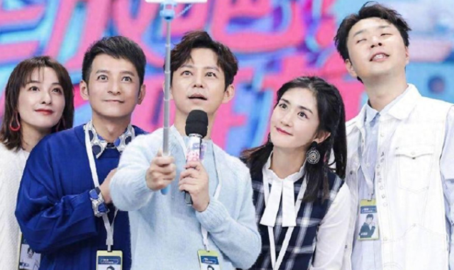 谢娜成为中秋晚会主持人不到24小时，恶心一幕出现，侯佩岑也遭殃