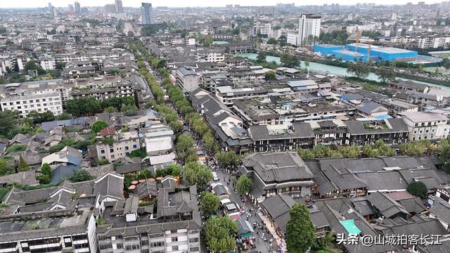 四川头号富裕县级市，人均可支配收入超4万，山水美景远近闻名