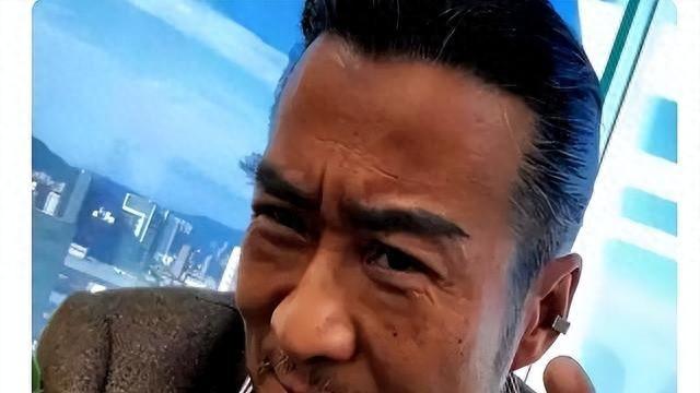 61岁港星内地工地开挖机。已被封杀多年，母亲仍住养老院8人间
