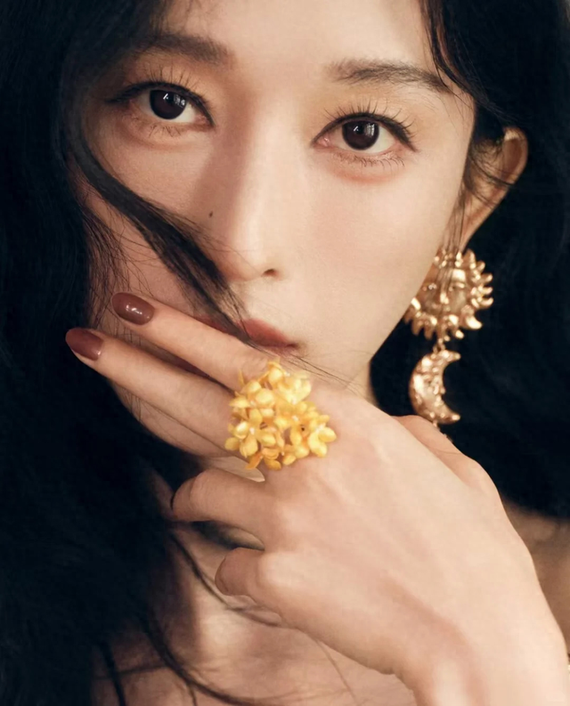 年近半百身材火辣，被台湾第一帅伤透心，41岁靠迪丽热巴再次翻红