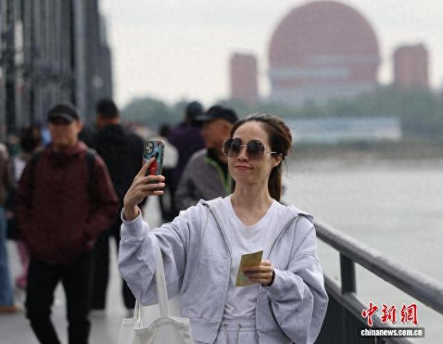 辽宁丹东鸭绿江断桥吸引游客打卡拍照