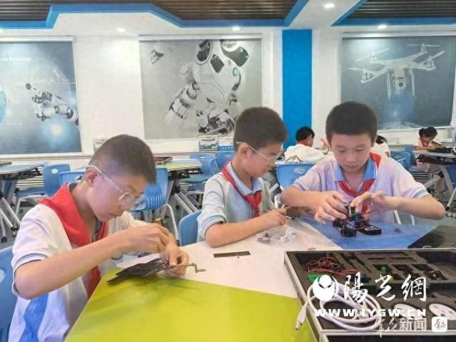 科技赋能教育，矢志创新发展 ——洛南县以“人工智能+”驱动科普进校园，点燃青少年科学梦想