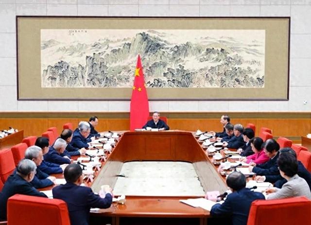 中央政治局定调落地！这7大政策信号，正在默默改变寻常人的命运