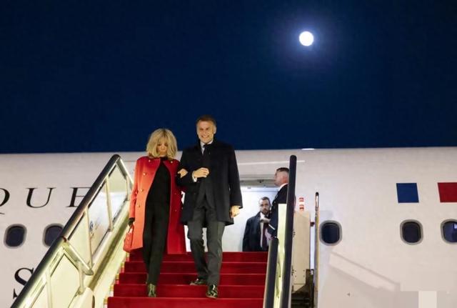 72岁布里吉特真洋气	，红大衣配高跟鞋美翻了，挽着马克龙胳膊好甜