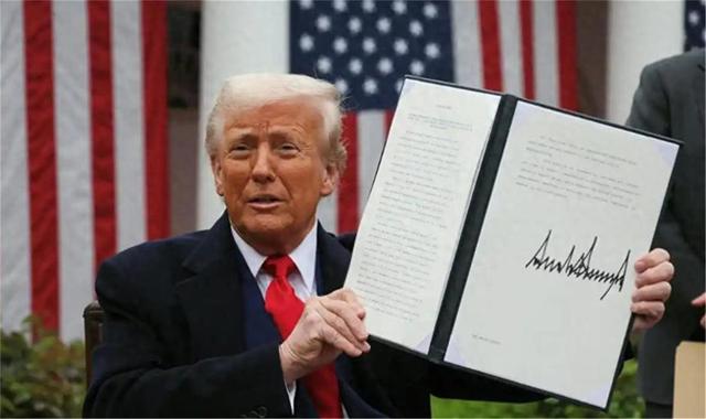 美国逼G7对中国下战书，英国当了美国“叛徒”，速奔北京提新要求