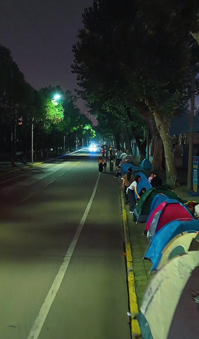 国庆年轻人路边搭帐篷火了！100块帐篷PK1000块酒店。