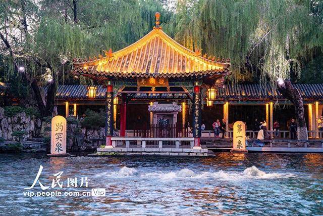 山东济南：趵突泉再现“趵突腾空”景象