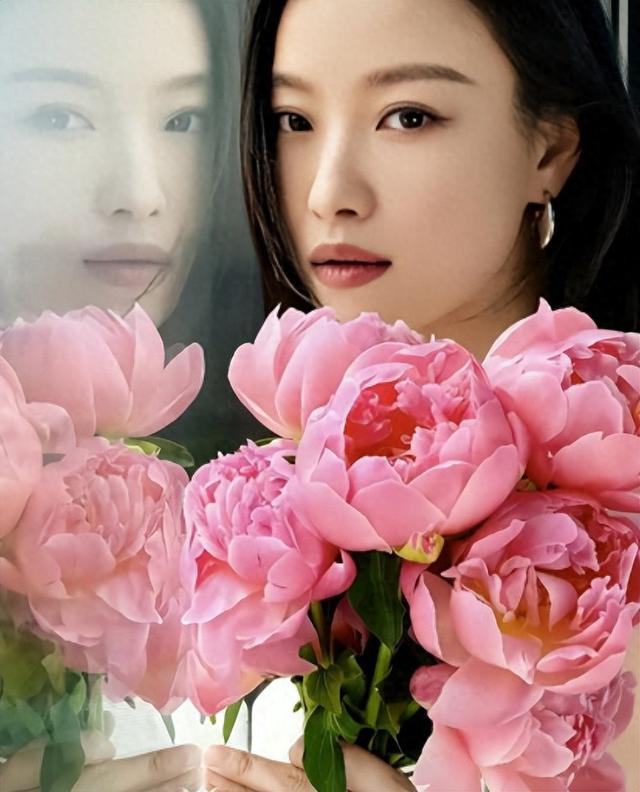 37岁倪妮晒照过圣诞，一细节暴露真实现状，难怪当初看不上冯绍峰