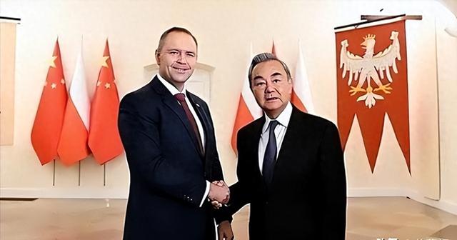 中国反手一招，打得波兰直喊疼！在大国夹缝里玩火，里外不是人