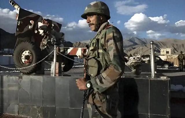 中国两邻居突然开打，高市机会来了？