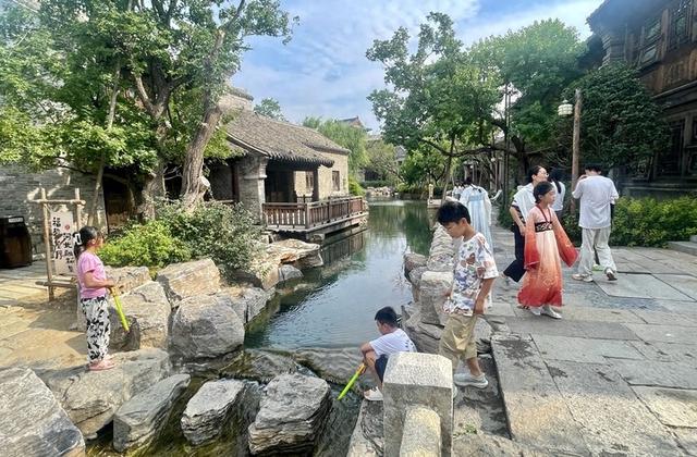 暑期末尾明水古城游人如织 再现文旅热潮