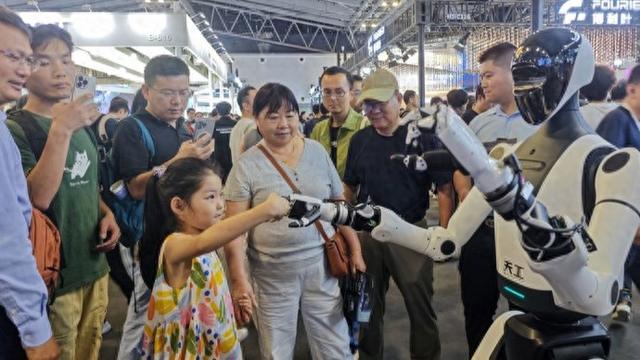 机器人“霸屏”！来世界人工智能大会围观未来