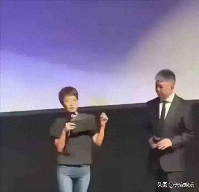 马伊琍这条裤子太绝了！男主持人盯了3秒，反应成全场焦点