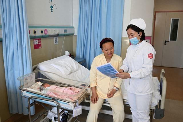 一年900亿，育儿补贴从“地方发钱”走向“国家发钱”