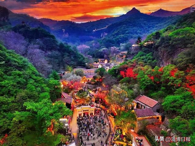 当淄博遇上西双版纳？云雾花街遇侗族大歌，夜场电光火壶点燃中式赛博朋克