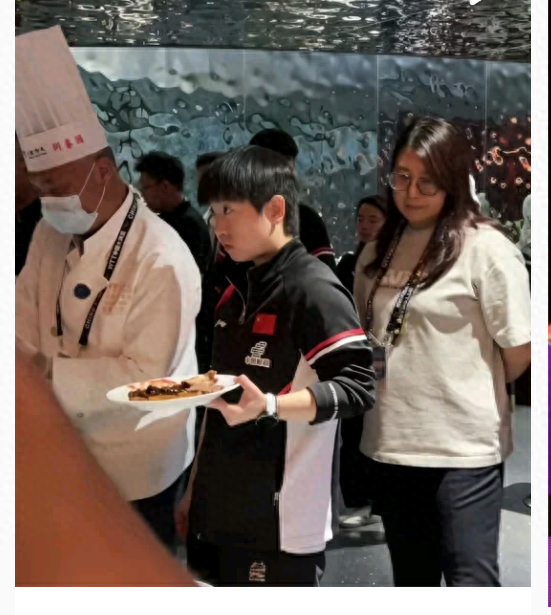 任女士:你怎么能让莎莎洗碗 大头:任女士 你是亲妈吗 我的手也要打球