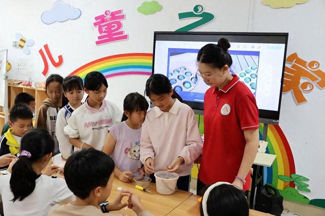 科技+种植、地理+AI 东北农大开展“科技改变生活”科普活动