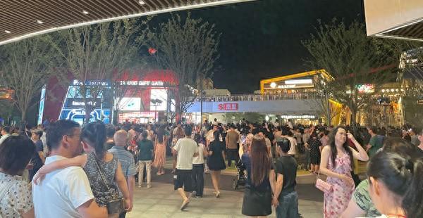 上海乐高乐园旁的商业街夜里人从众，金山出台“20条”助力文旅消费
