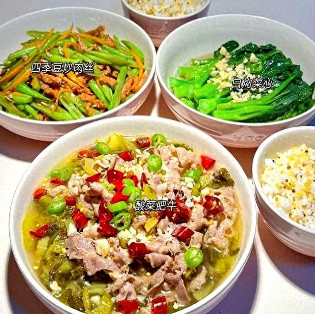 自己做家常菜虽然没有外面饭店的好吃，可是健康卫生吖！